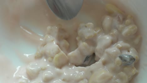 Close-up-of-fresh-blue-berry-with-water-drops