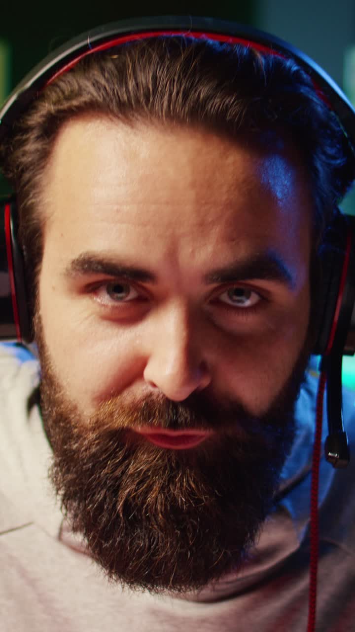 Video verticale. Primo piano di un giocatore Pro che gioca a un videogioco, insegnando agli spettatori le strategie degli eSport