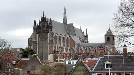 plano general de la hermosa iglesia antigua de hooglandse kerk en la ciudad de leiden contra el cielo nublado, países bajos - plano panorámico