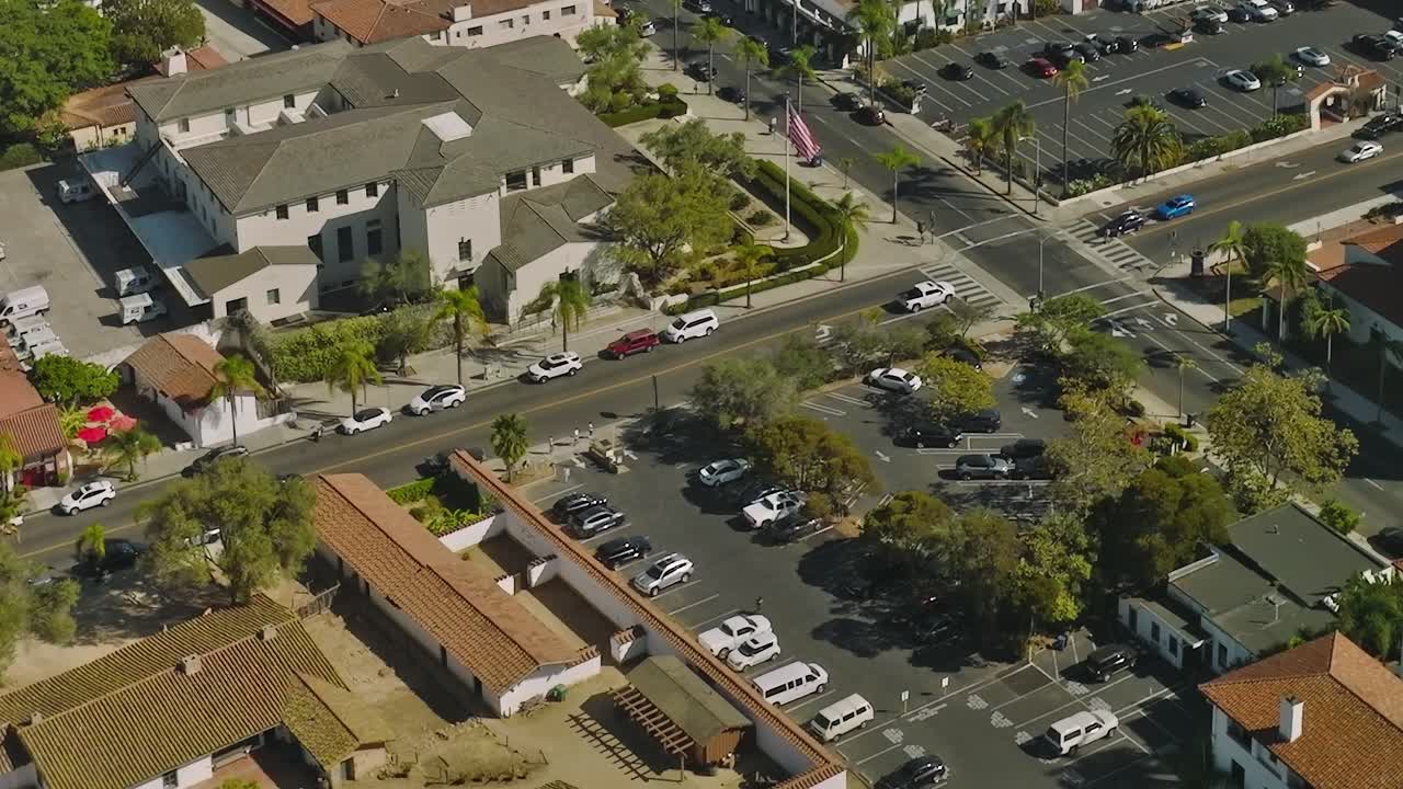 Veduta aerea di Santa Barbara che mostra edifici e parcheggi