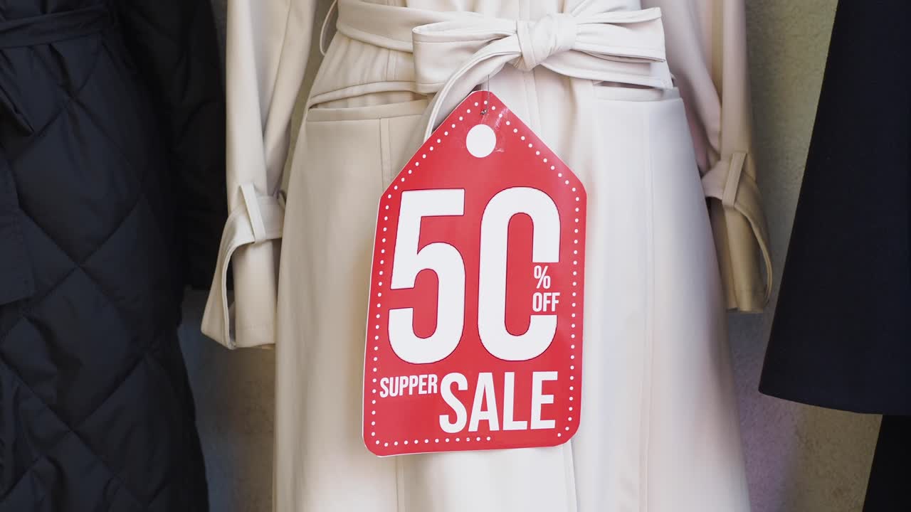 50% de descuento en un abrigo blanco