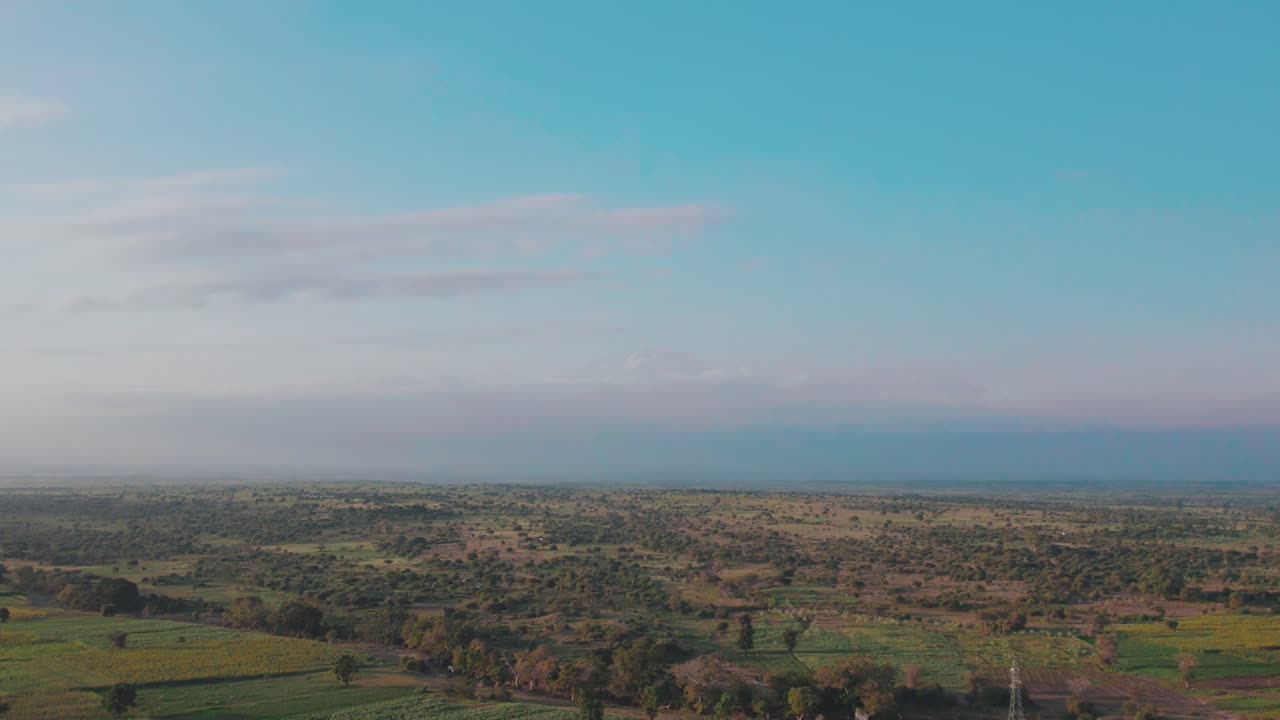 paisaje de las granjas y la carretera donde el monte kilimanjaro es visible en las nubes en la aldea de chemka