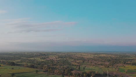 Paisaje-De-Las-Granjas-Y-La-Carretera-Donde-El-Monte-Kilimanjaro-Es-Visible-En-Las-Nubes-En-La-Aldea-De-Chemka