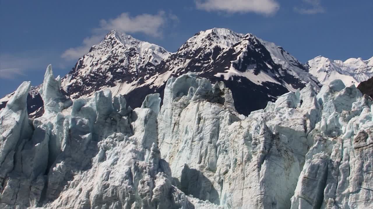 마제리 빙하 푸른 얼음의 클로즈업, 들쭉날쭉한 얼음 봉우리