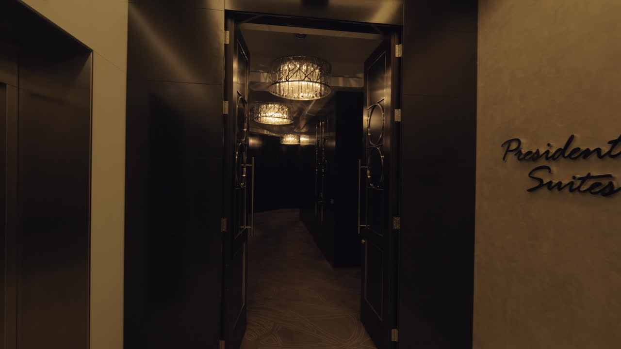 pasillo que conduce a las suites presidenciales en el hotel