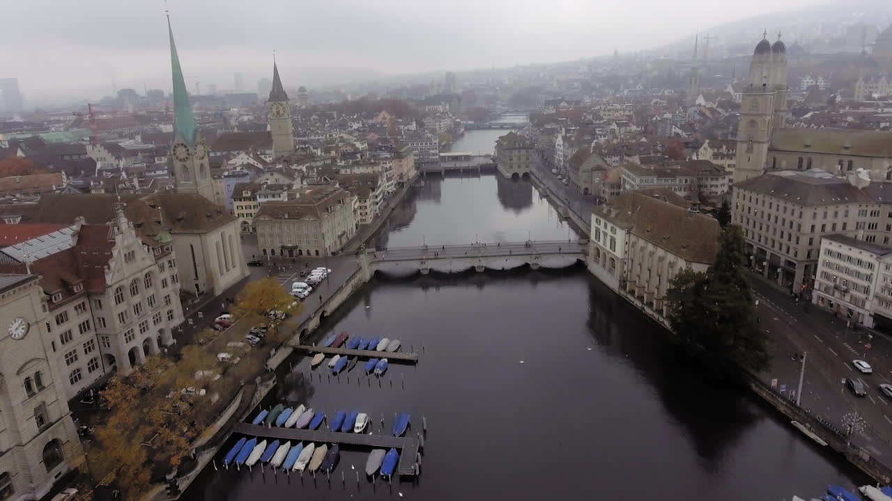 vista del paso aéreo a lo largo del río limmat, sobre munsterbrucke en el casco antiguo de zúrich, en horario de invierno