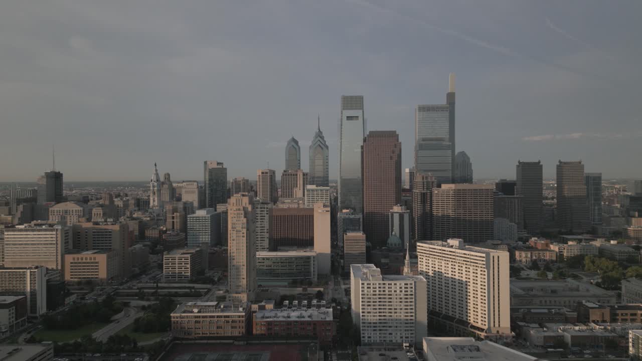 drone 4k retrocediendo en filadelfia, pa centro de la ciudad horizonte