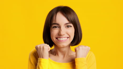 mujer feliz celebrando