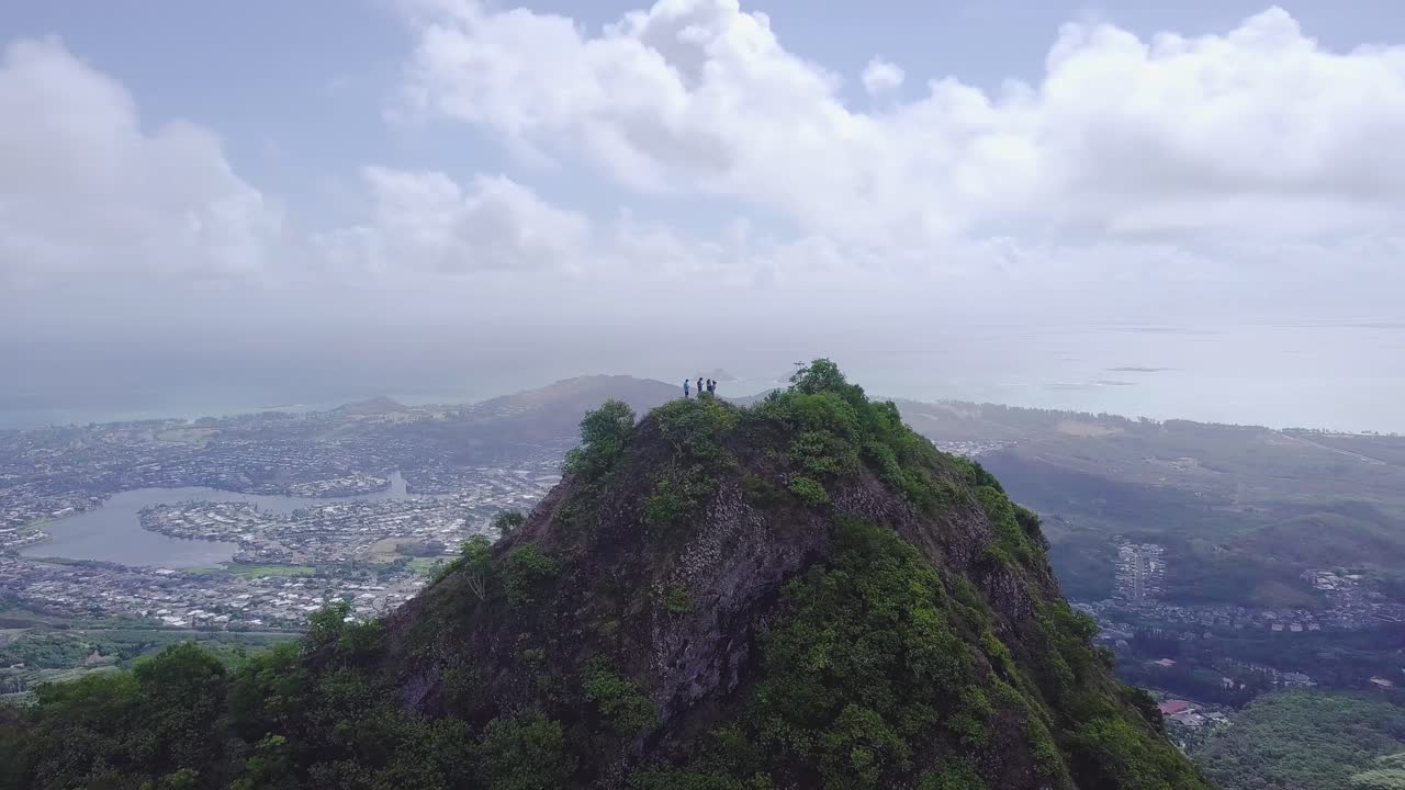 오아후 하와이 호놀룰루, 공중 궤도에 있는 높은 잔디 산 꼭대기에 서있는 사람들
