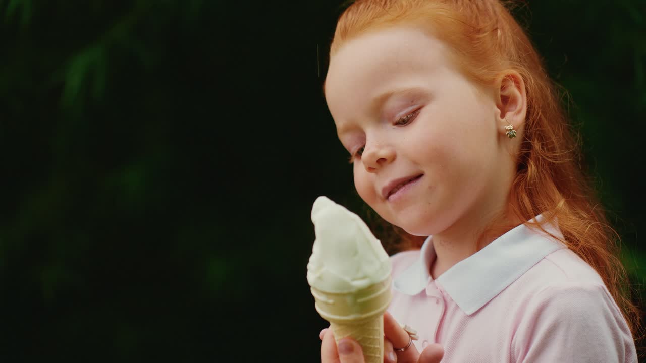 молодая девушка наслаждается мороженым.