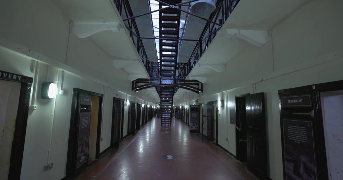 Ripresa rivelatrice delle singole celle e dei corridoi all'interno della prigione di Crumlin Road.