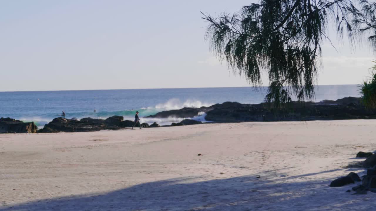 surfistas surfeando en snapper rocks, un famoso lugar para surfear en el extremo sur de rainbow bay - atracción turística en gold coast, queensland - wide shot