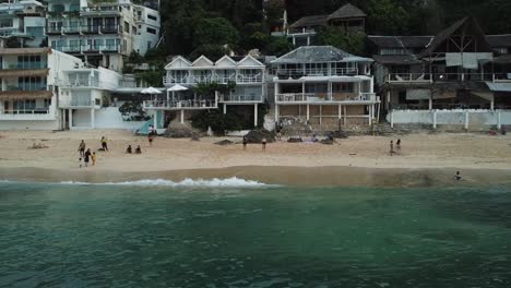 Schöner-Bingin-Strand-Mit-Exotischen-Klippenhäusern-Und-Hotel-In-Bali,-Indonesien