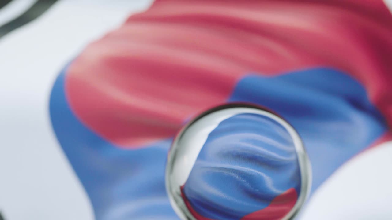 한국의 발이 푸른 하늘을 향해 4k로 흔들리고 있다.