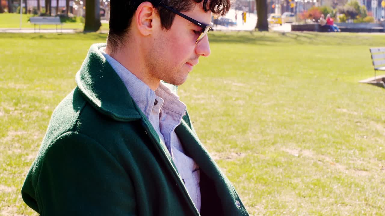 ⁇ 은 날 공원에서  ⁇ 드폰을 사용하는 남자 4k