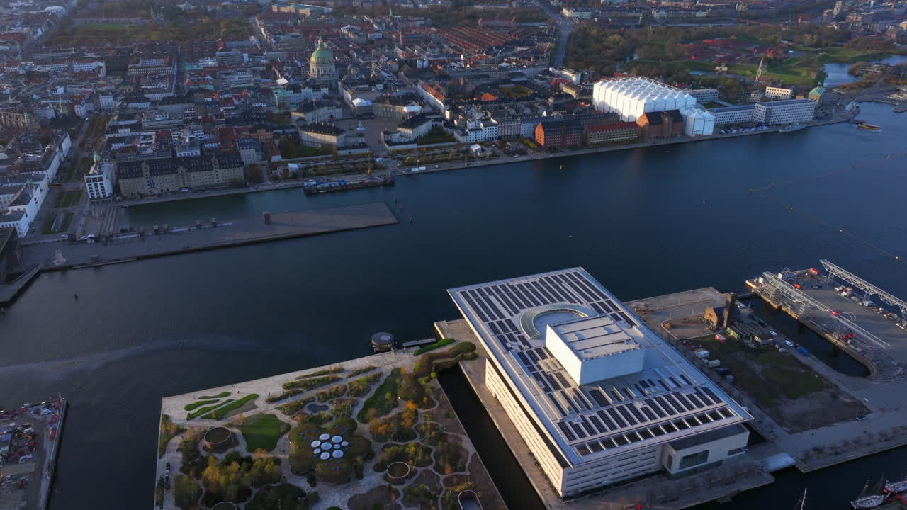 tomada aérea amplia sobre el teatro de la ópera de copenhague y la iglesia de frideriks