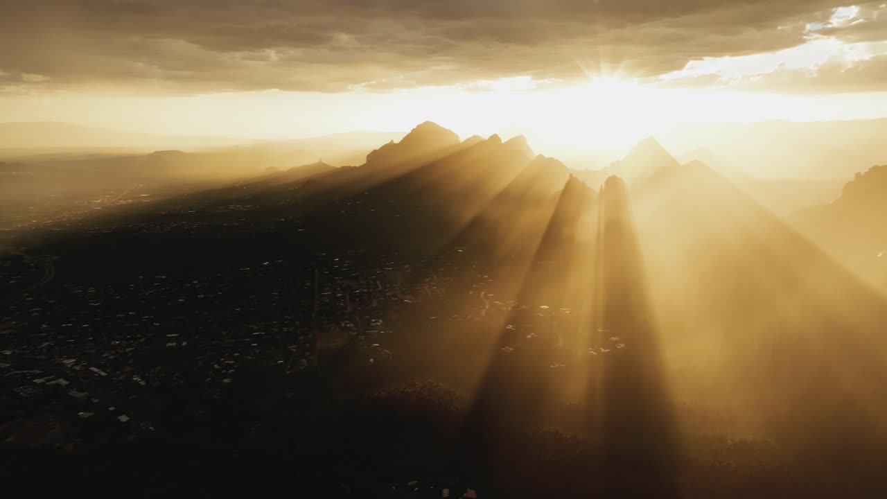 rayos de luz del brillante sol de la mañana sobre las montañas en sedona, arizona al amanecer