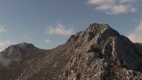 Las-Montañas-Rocosas-Contra-El-Cielo-Azul-Claro-En-Sudáfrica