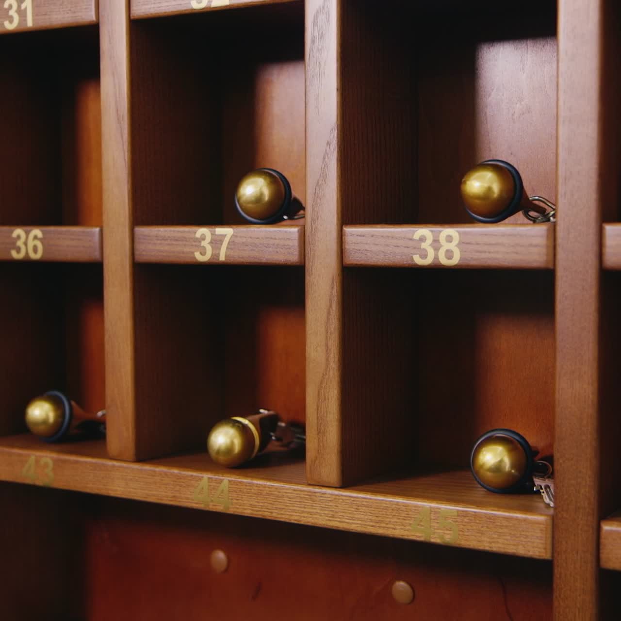 antiguo estante de madera con llaves de habitación de hotel