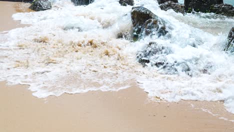 Timelaspe-Wellen-Schlagen-Auf-Den-Sand-Am-Strand