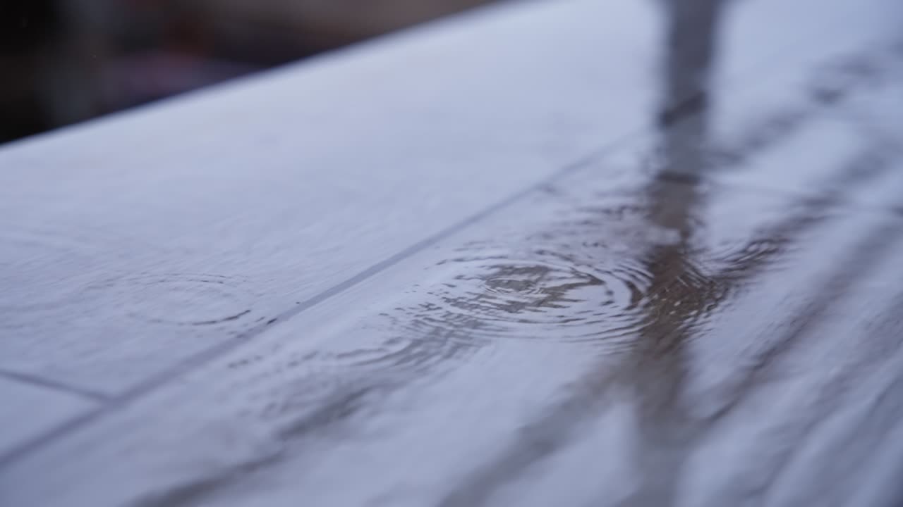 발코니 바닥에 방울이 떨어집니다.