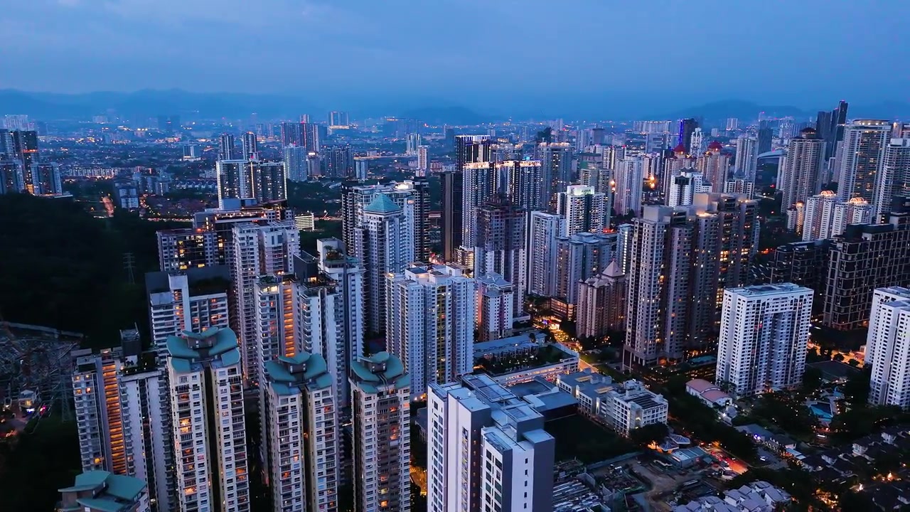 Horizonte residencial de Kuala Lumpur na hora azul. Vista aérea