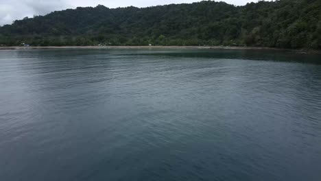 Drohnenaufnahme-Der-Insel-Bahia-Solano,-Die-In-Richtung-Strand-Und-Regenwald-Fliegt