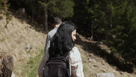 excursionistas caminando por senderos de montaña en las dolomitas, noreste de italia