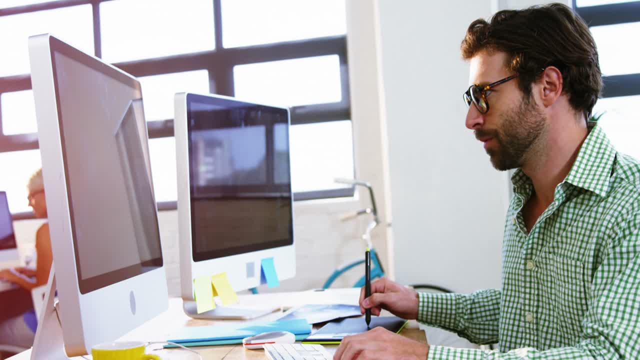 diseñador gráfico que utiliza una tableta gráfica