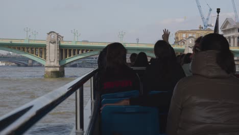 Blick-Vom-Touristenboot-Auf-Der-Themse-Unter-Der-Southwark-Bridge-In-Der-Londoner-City