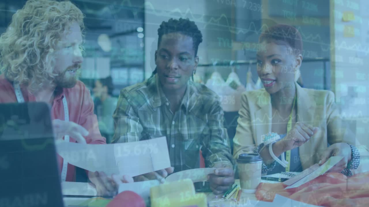 animación del procesamiento de datos financieros sobre diversas personas de negocios en la oficina