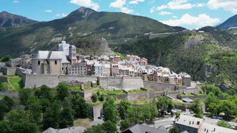 Ciudad-Fortificada-De-Briancon-En-Los-Alpes-Franceses,-Francia---Círculos-Aéreos-4k