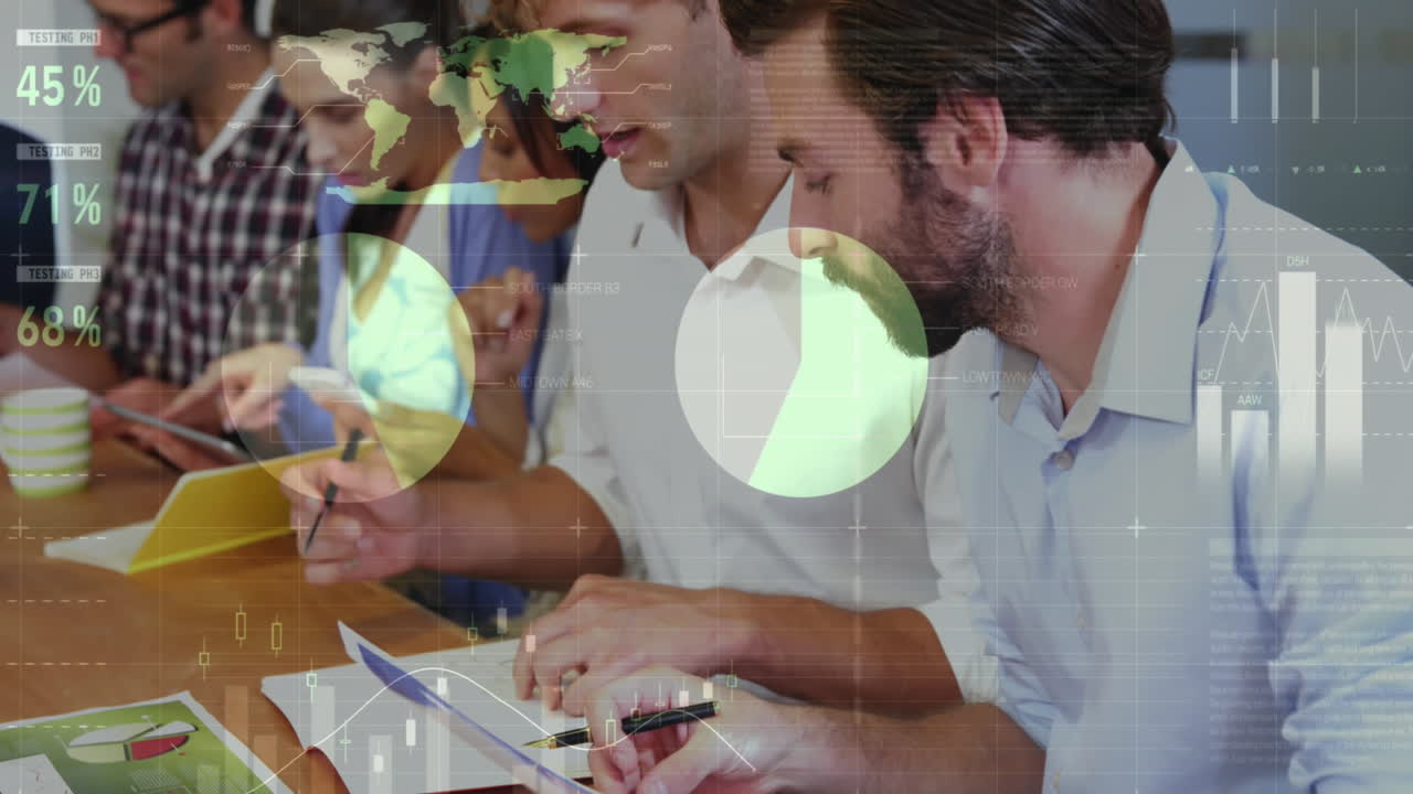 animación de la interfaz infográfica sobre diversos compañeros de trabajo discutiendo informes en la oficina.