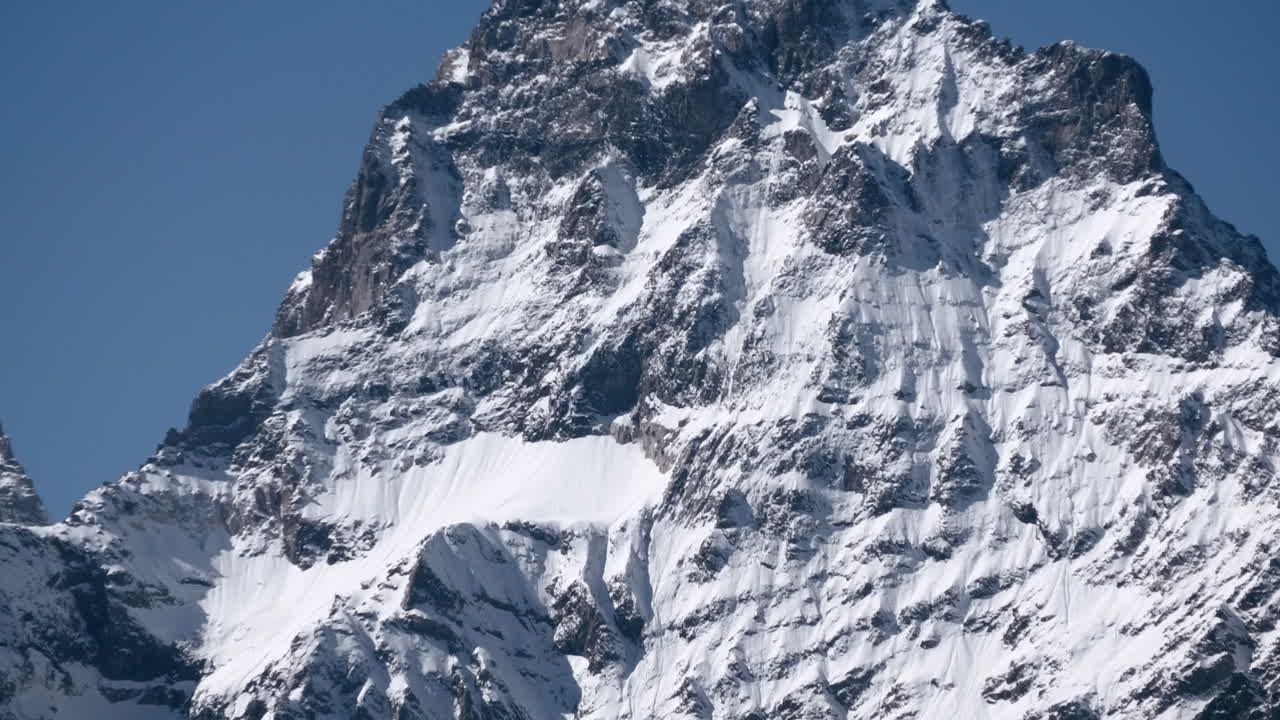 picos de montañas nevadas