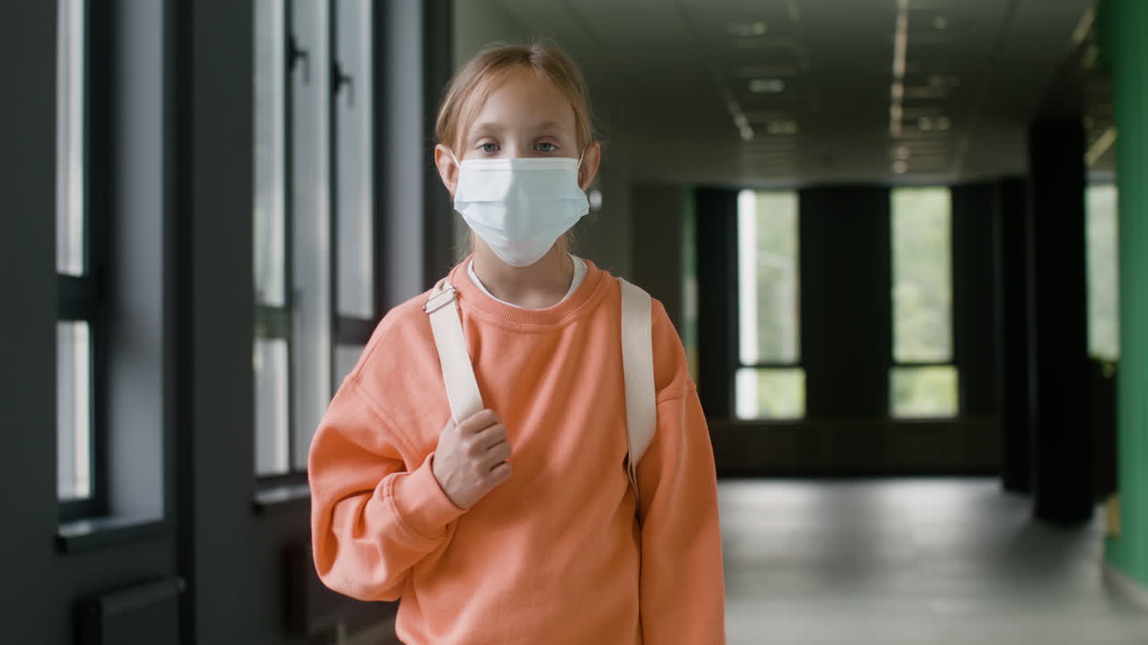 학교 복도에 얼굴 마스크를 쓴 여학생.