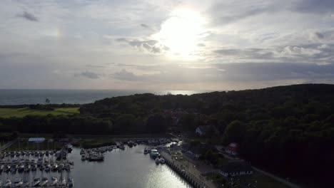 Drone-Volando-Lejos-De-Barcos-En-Insel-Germán