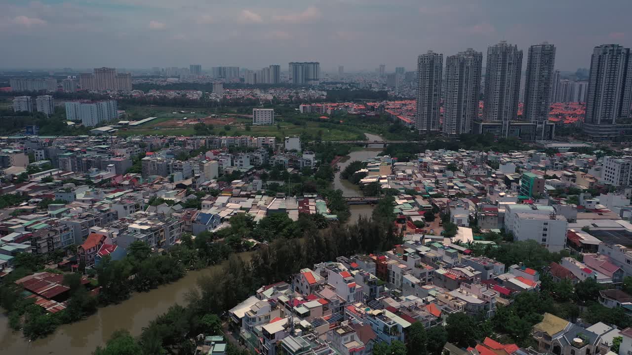 3강에 대형 아파트와 주택 개발이 있는 화창한 날의 공중 교외 전망