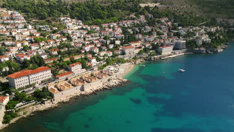 vista aérea de la playa de banje fuera del casco antiguo de dubrovnik, croacia