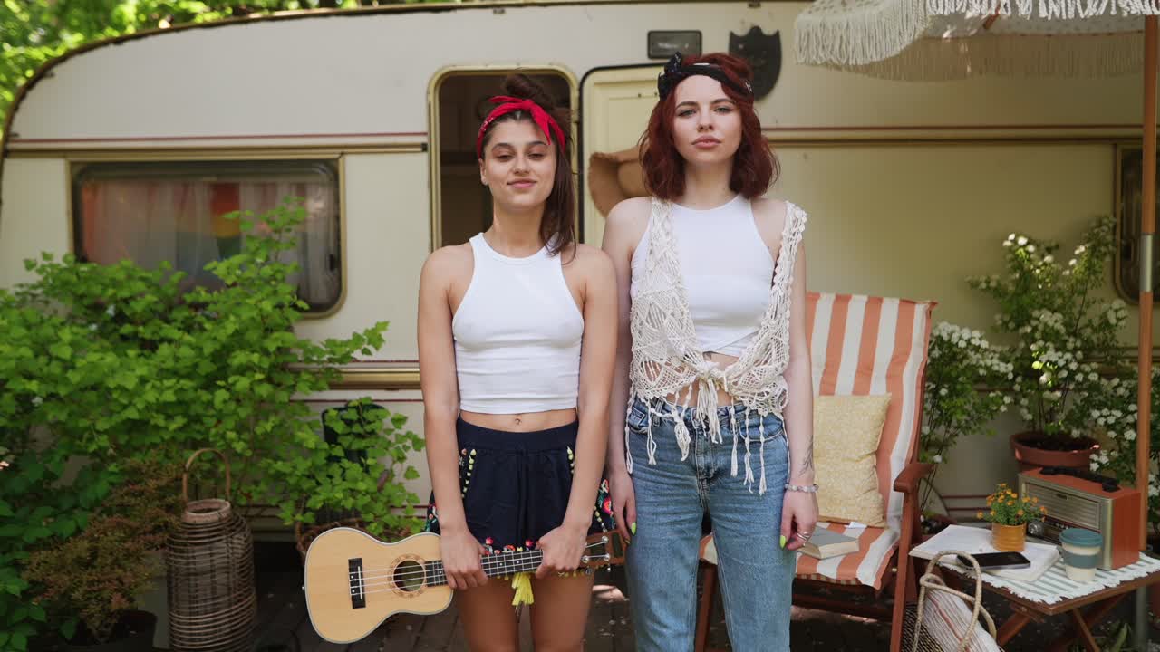 dos amigos disfrutando del aire libre