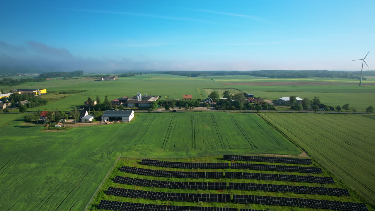 Solcellepark i en lille landbrugsby, vindmøller, landbrugsmarker