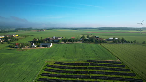 Granja-De-Paneles-Solares-En-Una-Pequeña-Ciudad-Agrícola,-Molinos-De-Viento,-Campos-Agrícolas