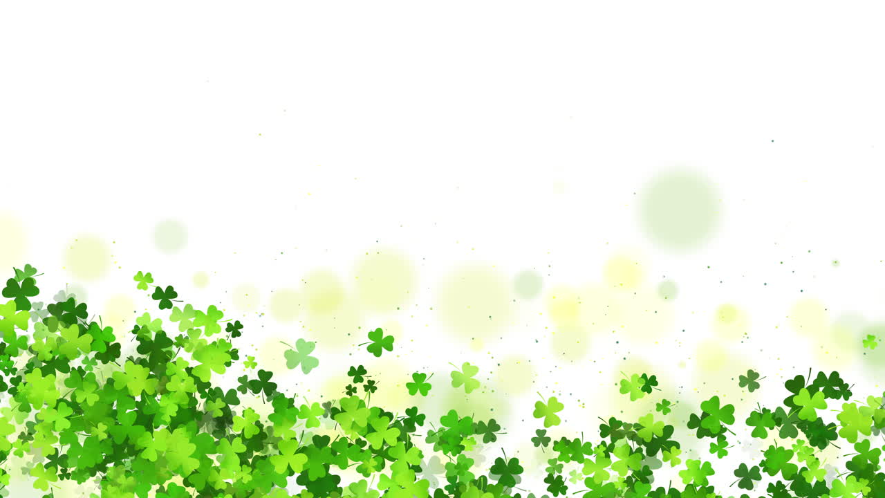 Animazione in loop di motivo di sfondo verde in flat design con foglie di trifoglio su sfondo bianco. Elementi decorativi con simboli di trifoglio per il Giorno di San Patrizio. Spazio per il testo