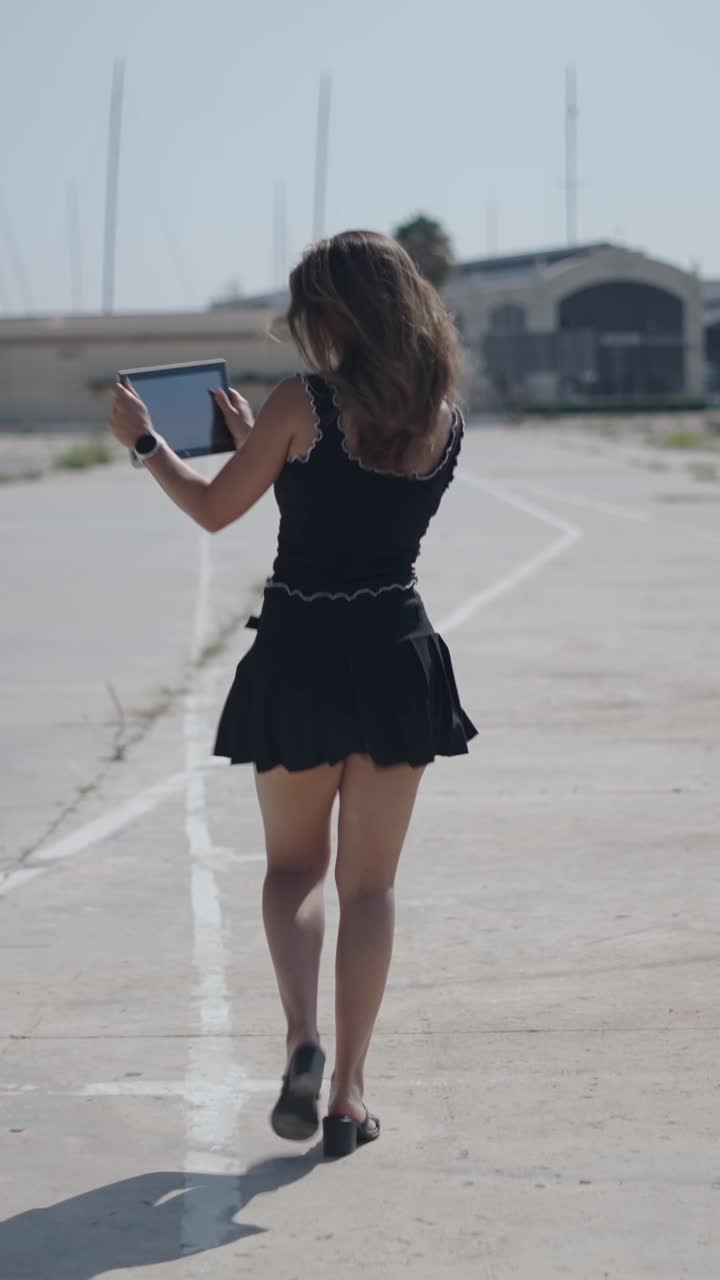 Donna che scatta foto all'aperto