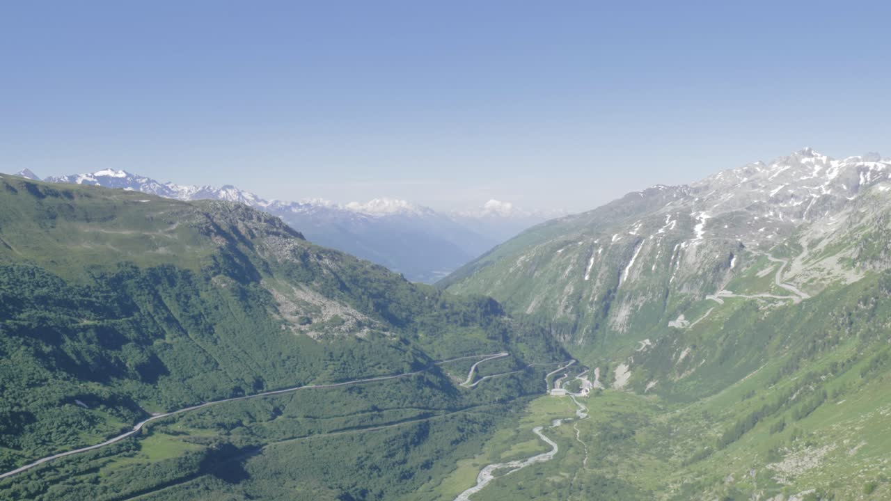cordillera de los alpes suizos valle con carretera y río, suiza, vista aérea