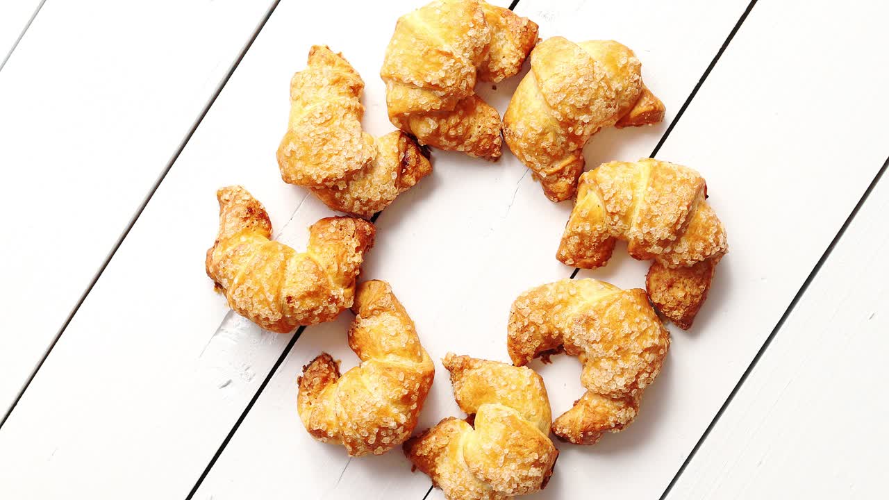 맛있는 크루아상으로 만든 원