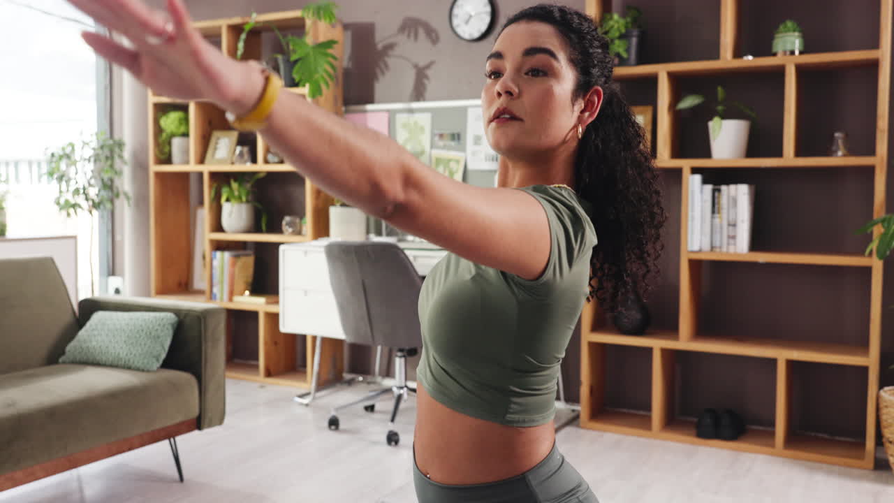mujer haciendo yoga en casa