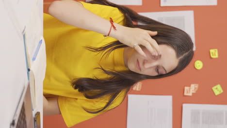 el video vertical de la niña enferma tiene lágrimas en los ojos.