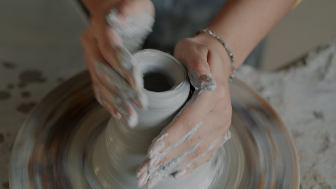 mujer formando cerámica en una rueda