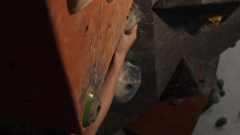 sesión de bouldering en un gimnasio de escalada cubierto