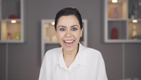 mujer sorprendida mirando a la cámara regocijándose.